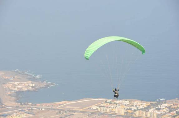 Parapente nos céus de Iquique, no norte do Chile